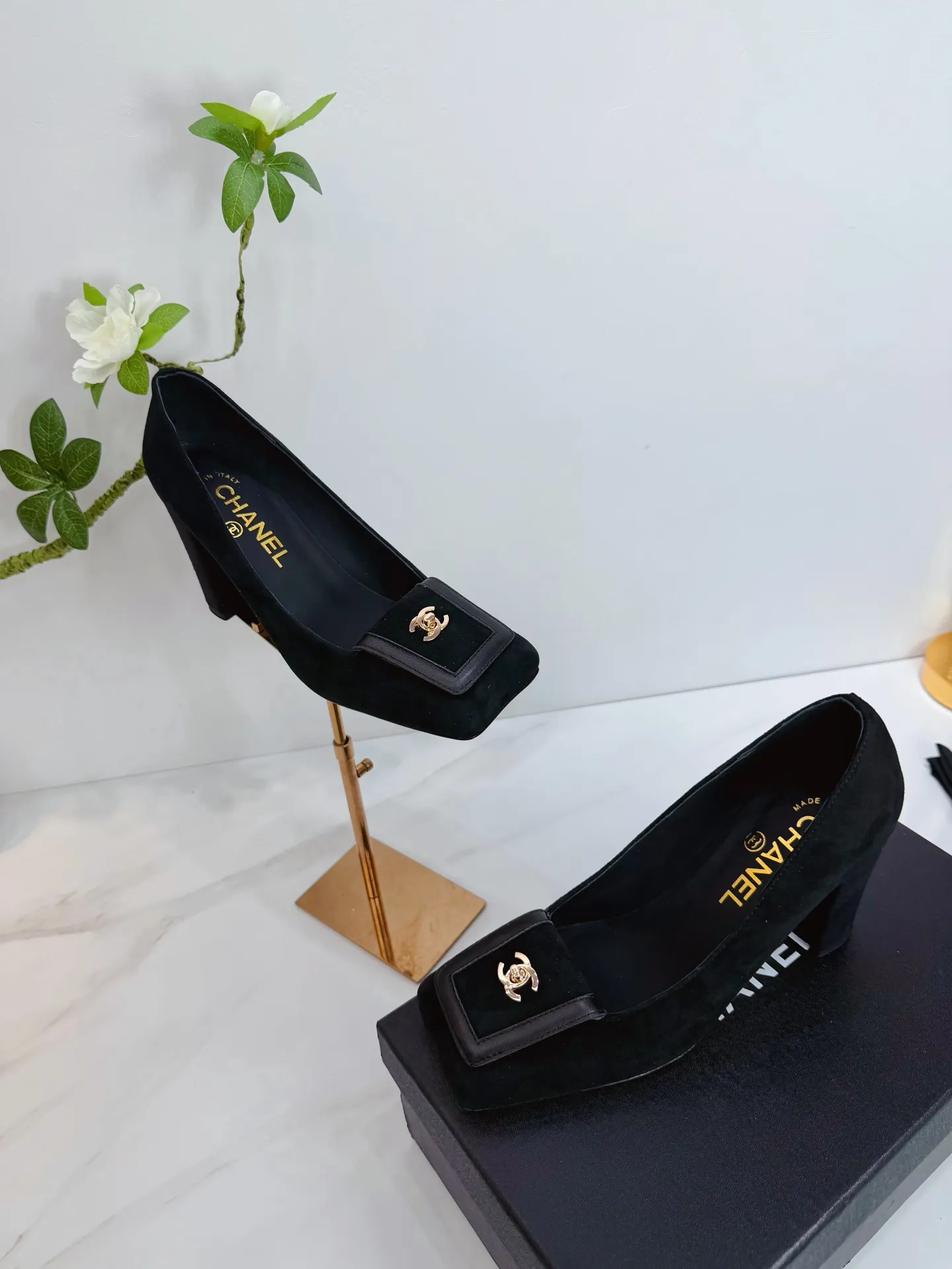 👟👟Ex-factory price 560👟👟 CHANEL 2026 Autumn Martin Boots Single Shoes Sandals Slippers Latest ❤ European Purchasing Agency & Fragrant Grandma’s New Fashion Latest Page 🔛 Small fragrant Martin boots that exude lasting charm ~ The original development supports any comparison in the market 🆚 The so-called smooth and natural lines can restore the original appearance. Many stars have recommended it One of the must-have items in spring. Super comfortable on the feet, really fragrant series... 💝💝💝 1⃣️Fabric: Imported Yangjing 2⃣️Inner: Imported sheepskin 3⃣️Outsole: Imported Italian original original color genuine leather outsole Heel height 8.0 4⃣️Code number: 35 to 39 (customized at 40.41)